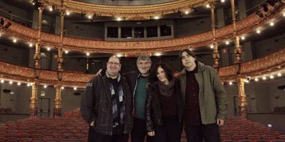 De izquierda a derecha, los actores Javier Merino, Cándido Uranga, la directora de escena Garbi Losada, y el director José Antonio Vitoria, este jueves en el Campos Elíseos.