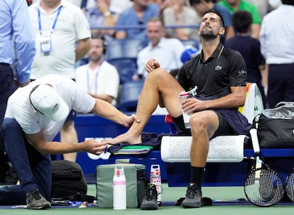 Djokovic es atendido durante el partido de la primera ronda contra Tien.