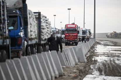 Trucks with humanitarian aid, the Egyptian part of the border crossing with Gaza de Rafah, last day 24.