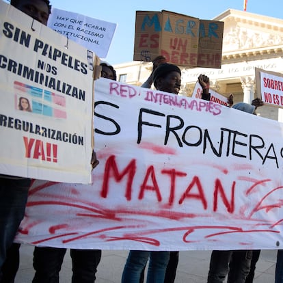 (Foto de ARCHIVO)
Varias personas se concentran frente al Congreso en defensa de la ILP RegularizaciónYa mientras se debate la iniciativa en el Congreso, a 9 de abril de 2024, en Madrid (España). El Congreso debate este martes 9 de abril la toma en consideración de la Iniciativa Legislativa Popular (ILP) para la regularización extraordinaria de 500.000 extranjeros. Cientos de ONG se unieron en el proyecto 'Esenciales' para reclamar una regularización extraordinaria de aquellos extranjeros en situación administrativa irregular que estuvieran residiendo en España antes del 1 de noviembre de 2021 y reunieron más de 700.000 firmas. La iniciativa cuenta con el apoyo de PSOE, ERC, Bildu, BNG, PNV y Sumar y la oposición de PP y Vox.

Jesús Hellín / Europa Press
09 ABRIL 2024;PLENO;CONGRESO;SESIÓN PLENARIA;
09/4/2024