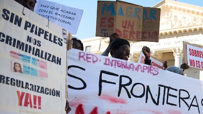 (Foto de ARCHIVO)
Varias personas se concentran frente al Congreso en defensa de la ILP RegularizaciónYa mientras se debate la iniciativa en el Congreso, a 9 de abril de 2024, en Madrid (España). El Congreso debate este martes 9 de abril la toma en consideración de la Iniciativa Legislativa Popular (ILP) para la regularización extraordinaria de 500.000 extranjeros. Cientos de ONG se unieron en el proyecto 'Esenciales' para reclamar una regularización extraordinaria de aquellos extranjeros en situación administrativa irregular que estuvieran residiendo en España antes del 1 de noviembre de 2021 y reunieron más de 700.000 firmas. La iniciativa cuenta con el apoyo de PSOE, ERC, Bildu, BNG, PNV y Sumar y la oposición de PP y Vox.
Jesús Hellín / Europa Press
09 ABRIL 2024;PLENO;CONGRESO;SESIÓN PLENARIA;
09/4/2024