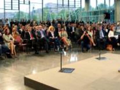 El candidato a lehendakari del PNV, Iñigo Urkullu, (d) en la presentación de su proyecto ante una representación de la sociedad vasca.