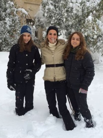 La reina Rania de Jordania con sus hijas, en la nieve a las afueras de su residencia. 