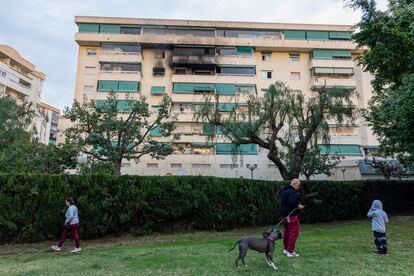 Vista del edificio en el que dos personas han fallecido el lunes 10 de enero en el incendio de la quinta planta de un bloque de viviendas situado en la avenida Miramar de Fuengirola.