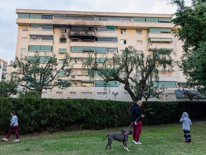 Vista del edificio en el que dos personas han fallecido el lunes 10 de enero en el incendio de la quinta planta de un bloque de viviendas situado en la avenida Miramar de Fuengirola.