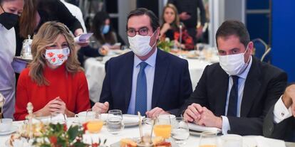 La vicepresidenta segunda y ministra de Trabajo y Economía Social, Yolanda Díaz, conversa con el presidente de la CEOE, Antonio Garamendi (centro) y el presidente de Cepyme, Gerardo Cuerva (derecha).