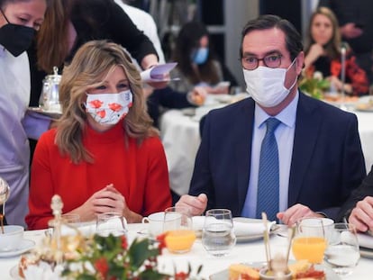 La vicepresidenta segunda y ministra de Trabajo y Economía Social, Yolanda Díaz, conversa con el presidente de la CEOE, Antonio Garamendi (centro) y el presidente de Cepyme, Gerardo Cuerva (derecha).