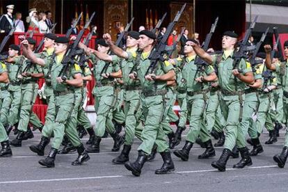 El desfile militar en conmemoraciónde la Fiesta Nacional.