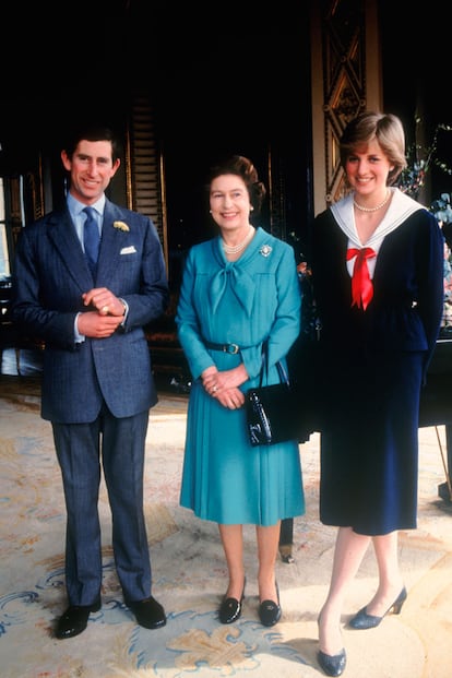 Carlos y Diana posan con la reina en el Palacio de Buckingham.?