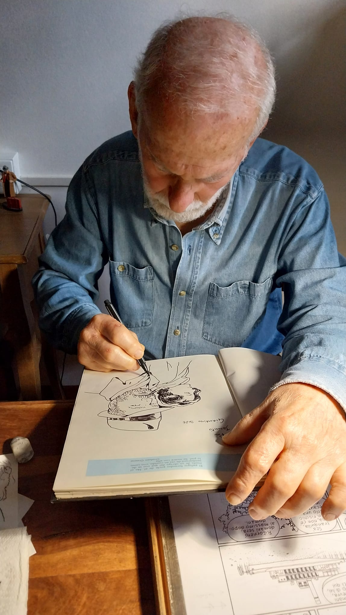 Giardino, dibujando a su personaje de Max Fridman en su casa en Bolonia.