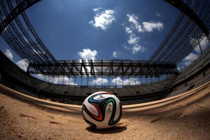 Bola oficial no est&aacute;dio de Curitiba.