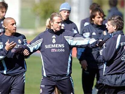 Beckham separa a Roberto Carlos y Portillo tras un pique en el entrenamiento de ayer.