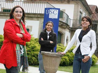 Dolores Amoroso, Iria Aboi y María Seoane, delante del auditorio de la Universidad de Santiago.