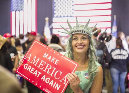 Una mujer de Portland posa para una foto disfrazada de Estatua de la Libertad en un mitin del candidato republicano, Donald Trump, en Grand Rapids, Michigan (EE UU) el 31 de octubre.