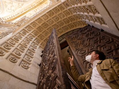 El investigador Juan Clemente Rodríguez señala el arco de la sacristía de la catedral de Sevilla en el que están esculpidos 68 platos, un catálogo de la gastronomía renacentista de la ciudad.