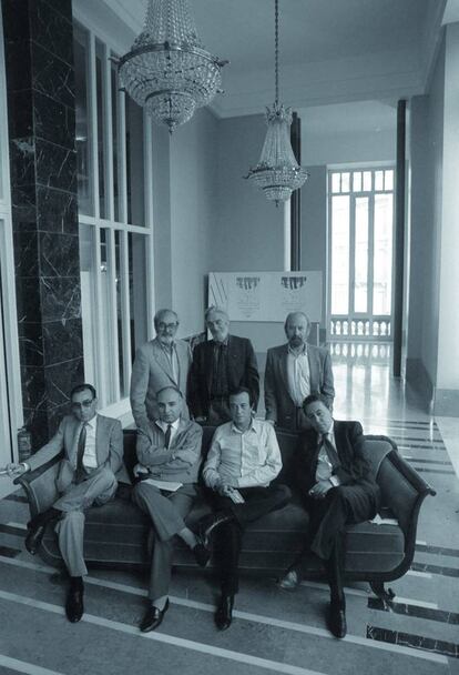 Retrato tomado en 1987 en Oviedo en el Congreso de Escritores de los 50. De pie: Ángel González, Carlos Barral y José Caballero Bonald. Sentados Carlos Sahagún, Francisco Brines, José Agustín Goytisolo y Claudio Rodríguez.