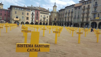 Las cruces alineadas en la plaza mayor de Vic.