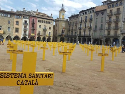 Les creus alineades a la plaça major de Vic.