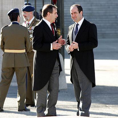 Los ministros del Interior y de Defensa, José Antonio Alonso (izquierda) y José Bono, en el Palacio Real.