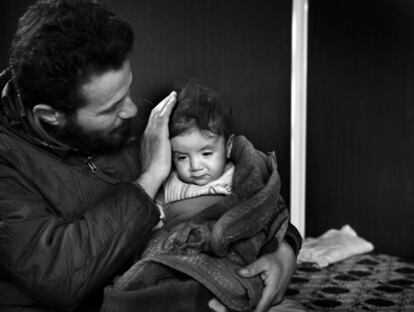 Amin juega con su hija menor, Safa, de ocho meses: "Todo lo que queremos es vivir en paz y volver a Siria para volver a nuestras vidas tal y como las conocíamos".