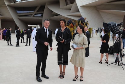 O ator galês Luke Evans e a atriz norte-americana Zoe Saldana (centro) participam da cerimônia de abertura em Doha.