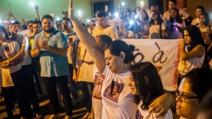 Málaque Mauad Soberay, con el brazo alzado, durante la manifestación por la paz el día 5 de octubre, en Altamira, en el Estado de Pará.