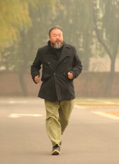 El artista chino Ai Weiwei hace un poco de ejercicio en un parque de Pekín el pasado 16 de noviembre.