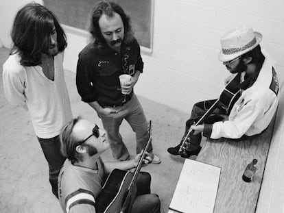 Stephen Stills (primer término), junto a Nash, Crosby y Young, en Buffalo en 1974.