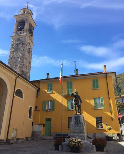 El monumento a los soldados caídos en la Segunda Guerra Mundial, junto a la iglesia de San Esteban.