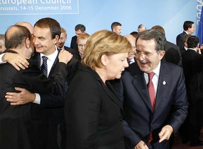 Rodríguez Zapatero saluda a Solana, mientras Merkel y Prodi charlan ayer en la cumbre de Bruselas.