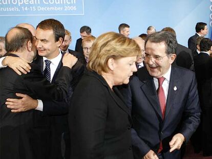 Rodríguez Zapatero saluda a Solana, mientras Merkel y Prodi charlan ayer en la cumbre de Bruselas.