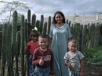 Génesis González, junto a sus hijos, ella sufrió explotación laboral cuando era niña, en La Guajira.