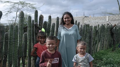 Génesis González, junto a sus hijos, ella sufrió explotación laboral cuando era niña, en La Guajira.