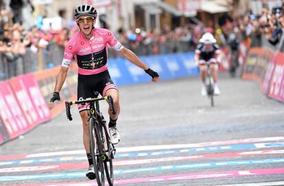 Yates comienza a levantar los brazos al cruzar la meta de Osimo, mientras a su espalda se acerca Dumoulin.