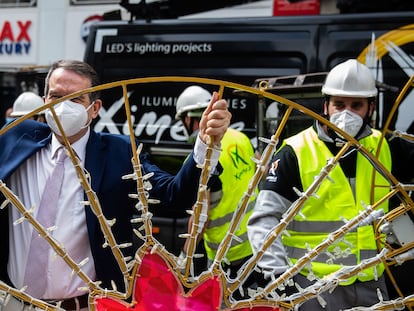 El alcalde de Vigo, Abel Caballero, da, el pasado 19 de agosto, el pistoletazo de salida a la instalación de las luces de Navidad.