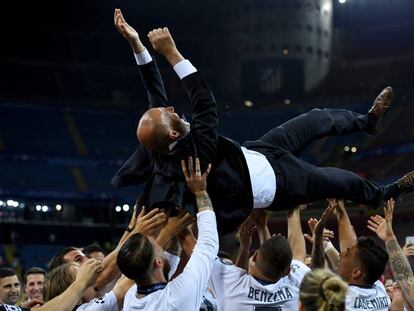 Zidane, manteado por sus jugadores tras conseguir la Und&eacute;cima.