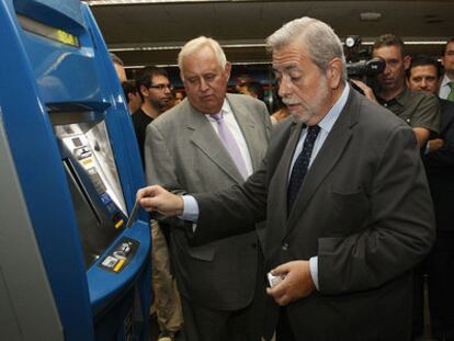 El consejero de Transportes e Infraestructuras, Antonio Beteta, usa una tarjeta inteligente en el metro.