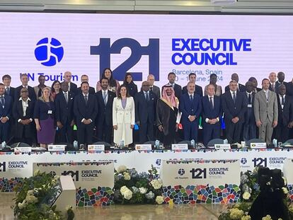 Foto de familia de los ministros y otros altos cargos de turismo en el comité ejecutivo de la agencia de Turismo de Naciones Unidas, este martes en Barcelona, en la que han participado el ministro Hereu y el alcalde Collboni. / AYUNTAMIENTO DE BARCELONA