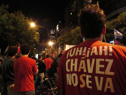 En Argentina, partidarios llevan camisetas con el logo &quot;Ch&aacute;vez, no se va&quot; . 