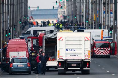 Personal de emergencias cerca de la estación de metro de Maelbeek, en el centro de Bruselas. Tras la explosión, el metro de la ciudad ha quedado paralizado, según informaron los responsables de la red de transportes en Twitter, así como el resto del transporte público, incluido el servicio ferroviario que conecta la ciudad con el aeropuerto.