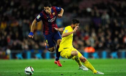 Luis Suárez disputa un balón contra un rival del Villarreal.