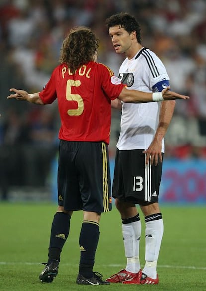Puyol se encara con el capitán de Alemania, Ballack, en la final de la Eurocopa de 2008.