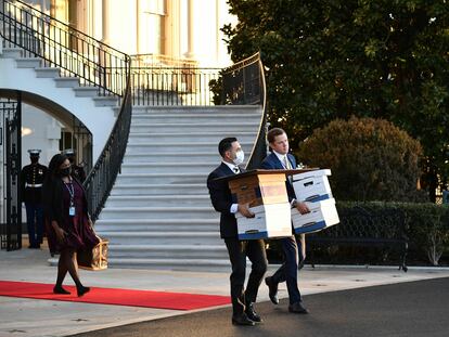 Empleados se llevan cajas de la Casa Blanca en el último día de mandato de Donald Trump, el 20 de enero de 2021.