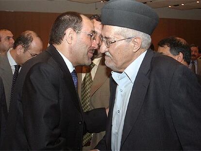 Nuri al Maliki (a la izquierda) saluda al líder político de los suníes, Adnan al Duleimi, ayer en el Parlamento.