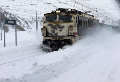 A train in transit amid heavy snow near the Busdongo train station, in Pajares (León), February 6, 2018.