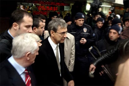 Pamuk, a su llegada al tribunal que debe juzgarlo.