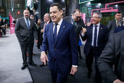 MADRID, 24/01/2024.-  El presidente de la Junta de Andalucía, Juan Manuel Moreno Bonilla (c), acompañado por el presidente de la Diputación de Málaga y "Turismo Costa del Sol", Francisco Salado (d), en el marco de la rueda de prensa sobre el mercado nacional del Patronato de Turismo de la Costa del Sol, este miércoles en la jornada inaugural de FITUR 2024, en las instalaciones de IFEMA, en Madrid. EFE/David Fernández
