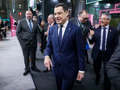 El presidente de la Junta de Andalucía, Juan Manuel Moreno Bonilla, en el centro, en la feria de Turismo Fitur, en Madrid, este miércoles.