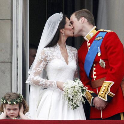 Los novios se besan en el balcón del palacio de Buckingham junto a Grace van Cutsem, una de las damas de honor.