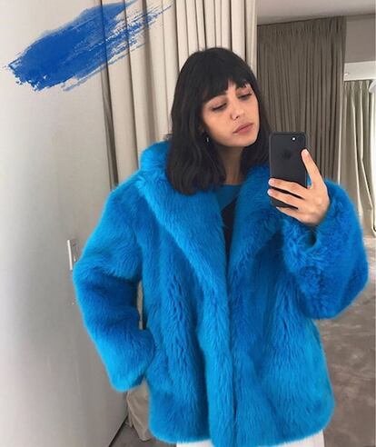 Si tenias dudas sobre comprarte un abrigo de pelo sintético, oversize y en color fuerte esta foto e las resuelve. Más es más y nos encanta.